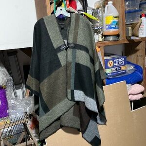 Steve Madden Poncho One Size Fits All Single Button Closure 100% Acrylic Plaid